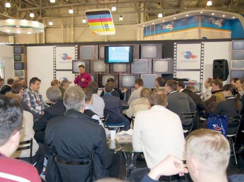 www.sat54.ru CSTB-2011. Стенд Триколор ТВ. Телекарта зависла над Генеральным директором Триколор ТВ.