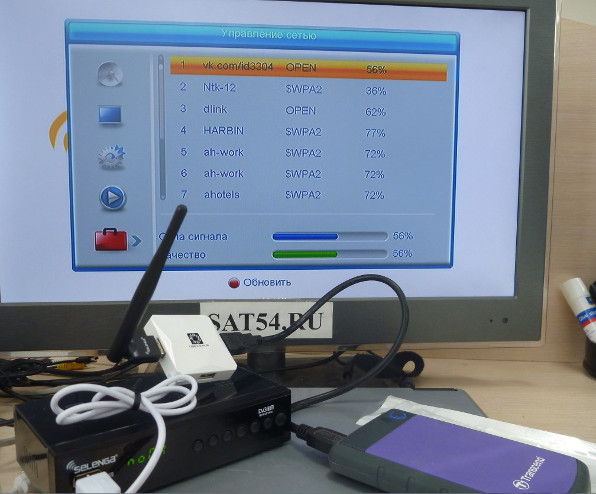 Подключаем WIFI адаптер через USB хаб, совместно с жестким диском на 2Тб. На фото - ресивер Selenga HD930D