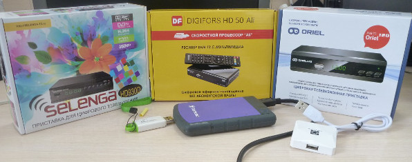 несколько DVB-T2 хороших ресиверов (модели 2018г). Нами были выбраны Oriel 120, Digiforce HD50 Ali и Selenga HD930D.